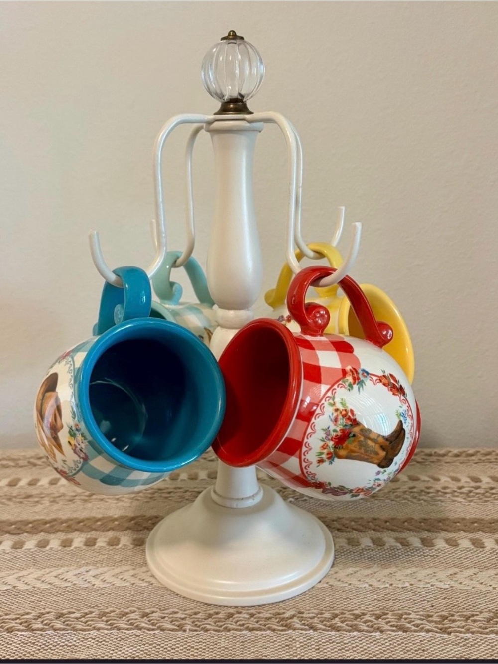 Pioneer Woman Chandelier Mug Tree and 4 Novelty Gingham Stoneware Mugs-5 Pieces - Picture 3 of 12